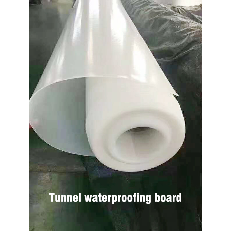 What impact does the thermal expansion and contraction of HDPE geomembrane have on the anchoring system under extreme temperature conditions?